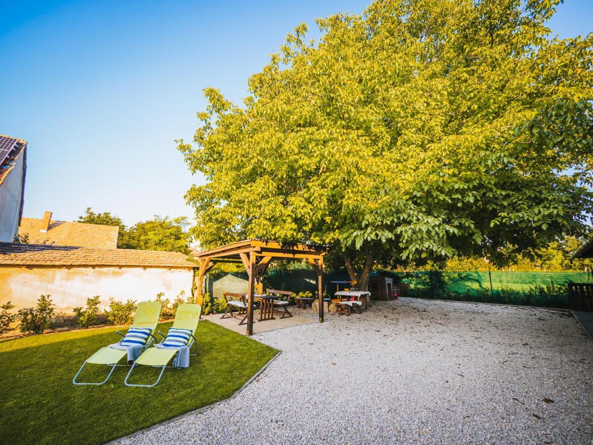 A Mi Kishazunk Vendeghaz Apartment Szomod ภายนอก รูปภาพ